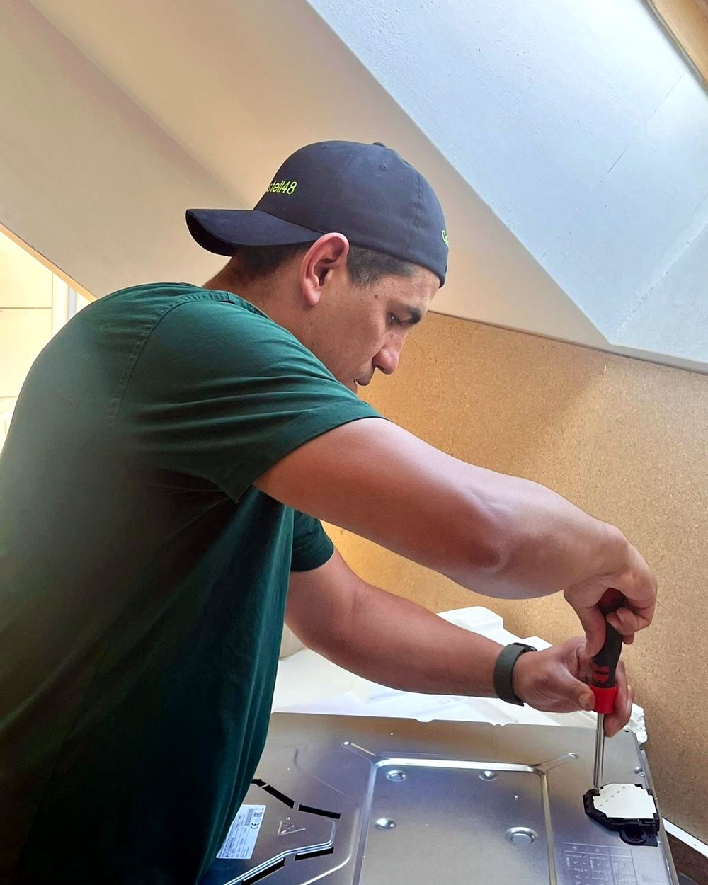 Carlos Castillo bei der Montage eines Kochfelds