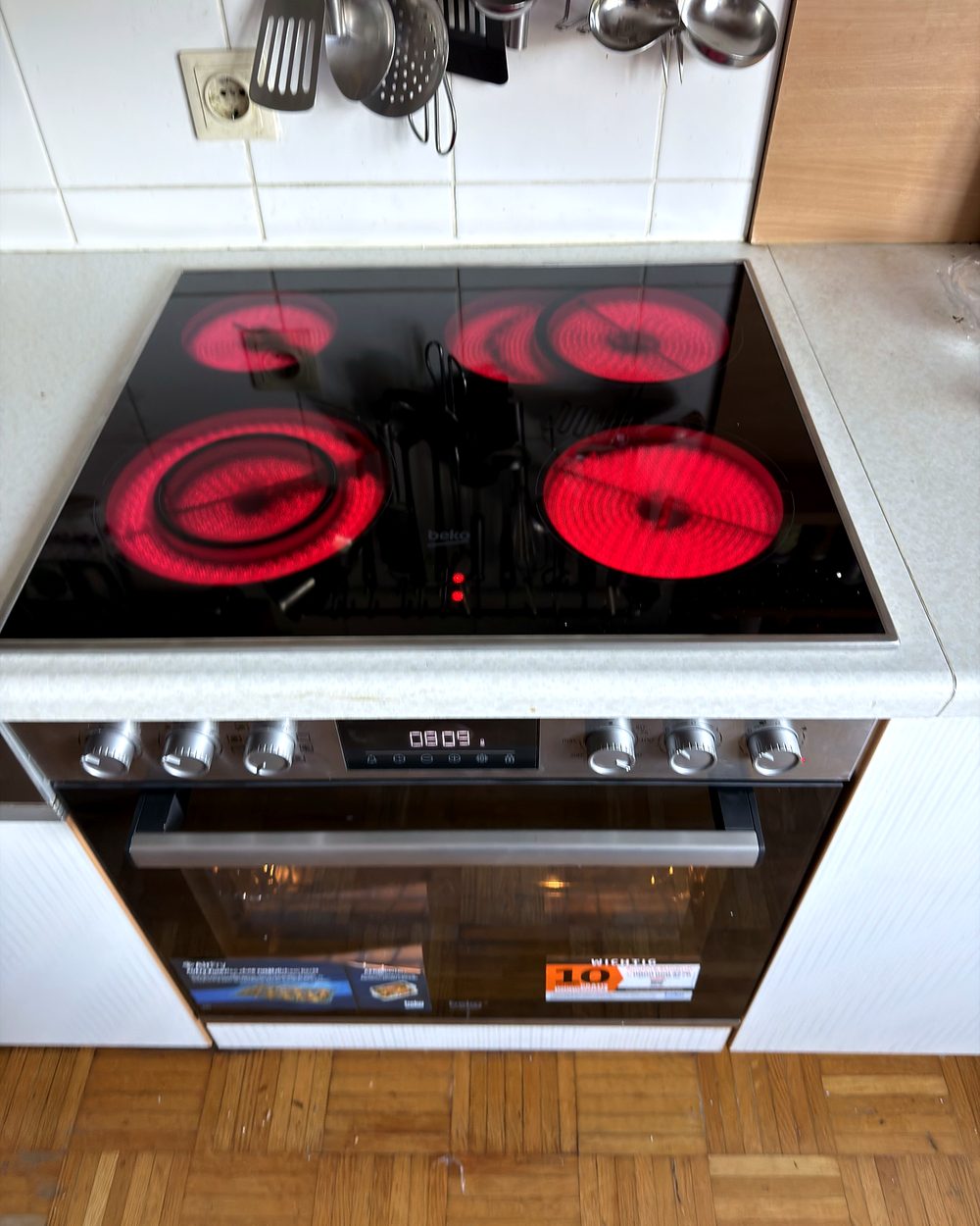 Elektroherd mit Ceranfeld beim Funktionstest